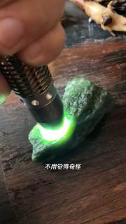 新疆产和田玉戈壁玉～155克～密度好肉细～在戈壁料中,碧玉是不常见的