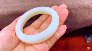 和田玉羊脂白玉手镯56口径,镯型饱满,质地细腻温润,无杂无裂,佩戴高贵